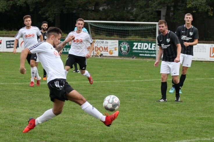 Lok versiebt zu viele Chancen - Philipp Mitzscherling (links) hat in dieser Saison schon sieben Tore für Lok Zwickau geschossen. Im Heimspiel gegen Thalheim konnte er eine Chance nutzen, eine andere vergab er. 