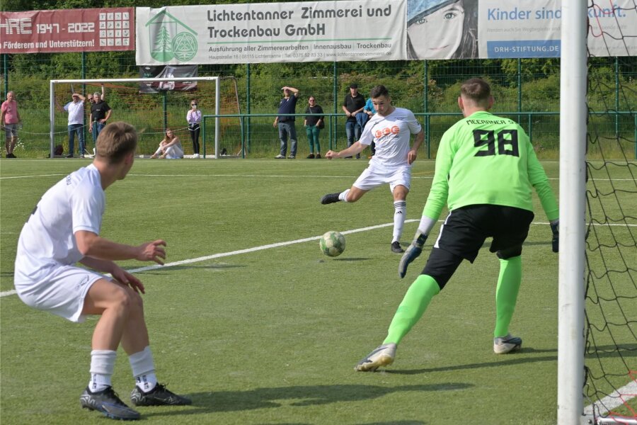 Lok Zwickau: Viererpack gegen Meerane bringt ersten Matchball im Aufstiegskampf - Philipp Mitzscherling (Mitte) besorgte am Sonntag im Derby gegen den Meeraner SV den 4:0-Endstand für Lok Zwickau.
