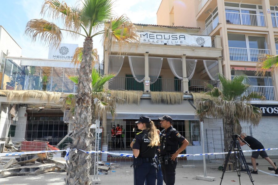 Lokal auf Mallorca hatte keine Betriebslizenz für Terrasse - Polizeibeamte vor dem Gebäude des Medusa Beach Club auf Mallorca nach dem Einsturz.