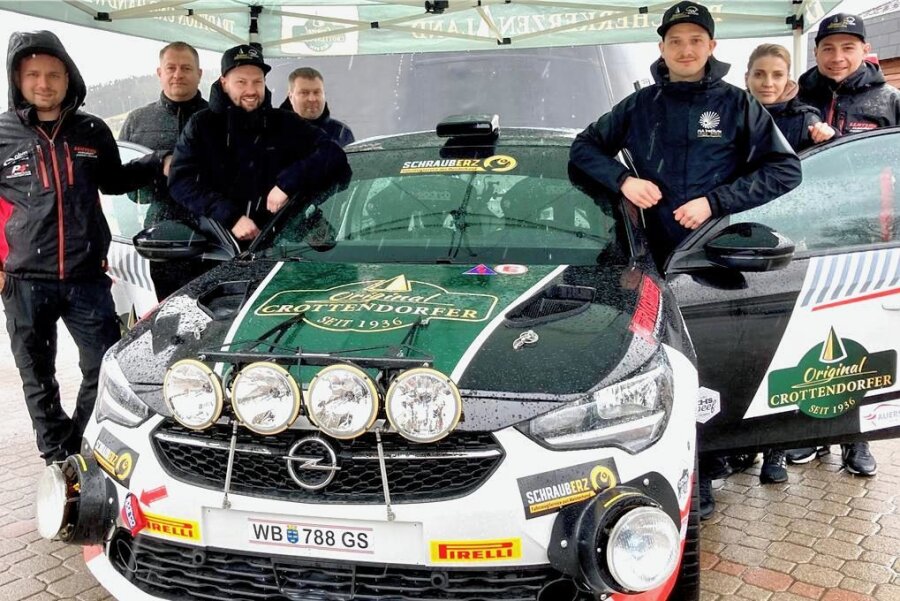 Lokalmatador gibt Rauchzeichen - Sepp Wiegand (3. v. r.) und sein Team sind gerüstet: Im Opel Corsa R4 will der 32-Jährige mit Co-Pilot Christoph Gerlich (3. v. l.) am Wochenende bei der Rallye Erzgebirge ordentlich Dampf machen. 