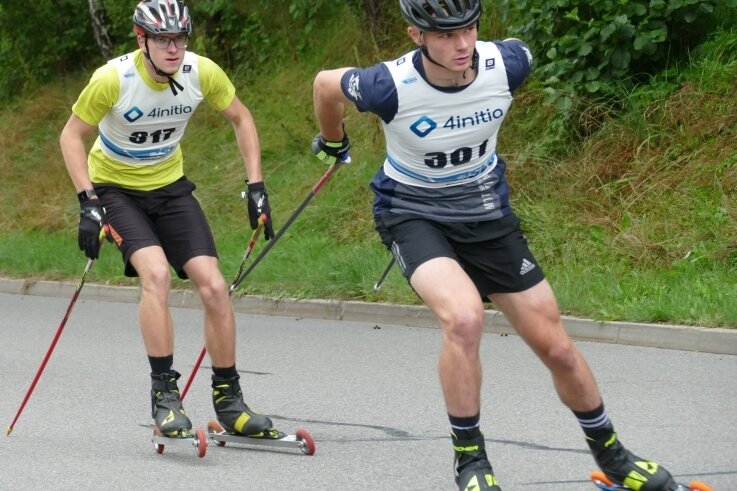 Lokalmatador triumphiert in Rekordzeit - Toni Rollinger (rechts) und Cedric Gärtner vom ATSV Gebirge/Gelobtland setzten sich über 7,6 Kilometer früh an die Spitze des Feldes.