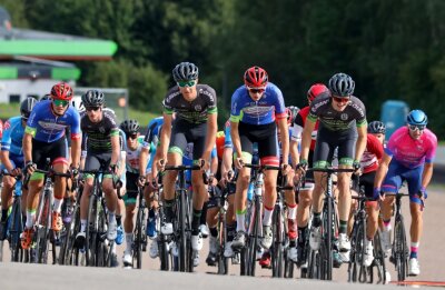 Lokalmatadoren rasen bei Landesmeisterschaft aufs Podest - Dicht gedrängt: Knapp 40 Teilnehmer starteten beim 77. Sachsenringradrennen im Wettkampf der Elite-Fahrer.