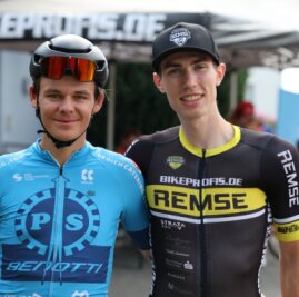 Lokalmatadoren triumphieren - Tom Lindner (links) und Jonas Käppler vom SV Remse hatten beim Nord-West-Kriterium besonders gute Laune. Der 20-jährige Lindner träumt davon, irgendwann einmal bei der Tour de France zu starten. 