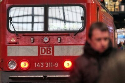 Lokführer beenden dreistündigen Warnstreik - Die Lokführer haben nach drei Stunden ihren zweiten Warnstreik innerhalb einer Woche beendet. Reisende müssen laut Deutscher Bahn noch bis in den Abend mit Behinderungen rechnen.
