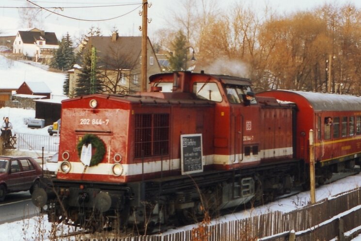 Die letzte Fahrt auf der Strecke zwischen Crottendorf und Schlettau am 30. Dezember 1996 mit einem Trauerkranz an der Lok. 