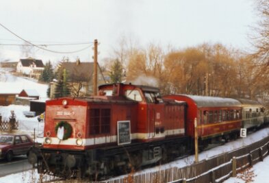 Lokführer: "An Feiertagen sparten wir uns das Pfeifen" - Die letzte Fahrt auf der Strecke zwischen Crottendorf und Schlettau am 30. Dezember 1996 mit einem Trauerkranz an der Lok. 