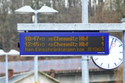 Lokführerstreik: Zugverkehr im Erzgebirge massiv betroffen - Auf der Anzeige am Zschopauer Bahnhof wird schon vor den bevorstehenden Einschränkungen gewarnt.