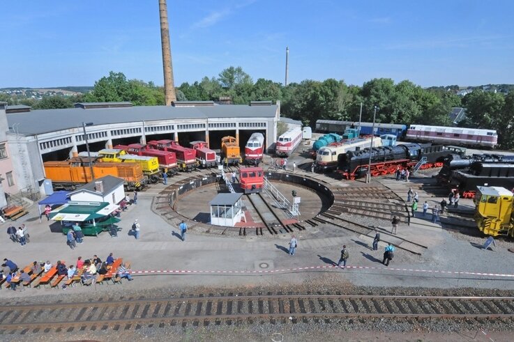 Lokschau im alten Bahnbetriebswerk Glauchau zeigte herausgeputzte Loks - Eine luftige Perspektive bot die Hebebühne bei der Lokausstellung am Wochenende in Glauchau.
