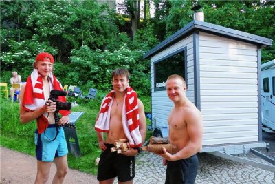 London, Paris, Augustusburg: Schwitzen wie in Finnland - Für sechs Wochen sind Joona Visto, Paulus Halonen und Sakari Vanhanen (von links) mit ihrer mobilen Sauna quer durch Europa unterwegs.