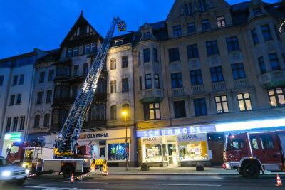 Lose Dachteile drohten auf Bundesstraße 101 zu fallen - Gegen 18 Uhr wurde die Feuerwehr aus Aue zum Altmarkt gerufen.