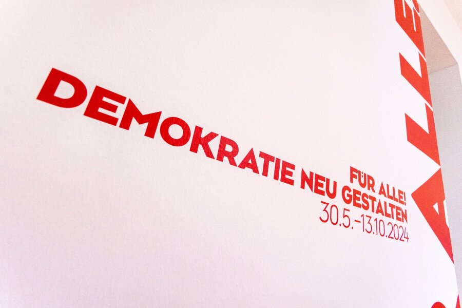 Losen statt wählen? Bundeskunsthalle seziert die Demokratie - Die Bundeskunsthalle in Bonn zeigt die Ausstellung "Für alle! Demokratie neu gestalten" bis zum 13.10.2024.