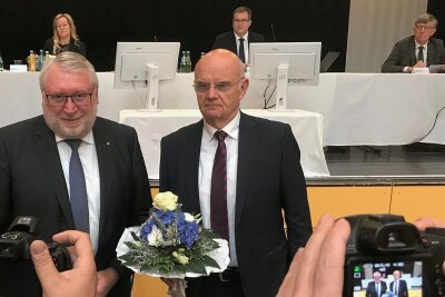 Lothar Beier bleibt Vize-Landrat in Mittelsachsen - Landrat Matthias Damm (l.) gratulierte in der Sitzung des Kreistags Dr. Lothar Beier zur Wahl des ersten Beigeordneten. Der Leisniger tritt damit seine zweite Amtszeit als Kreisbeigeordneter an. 