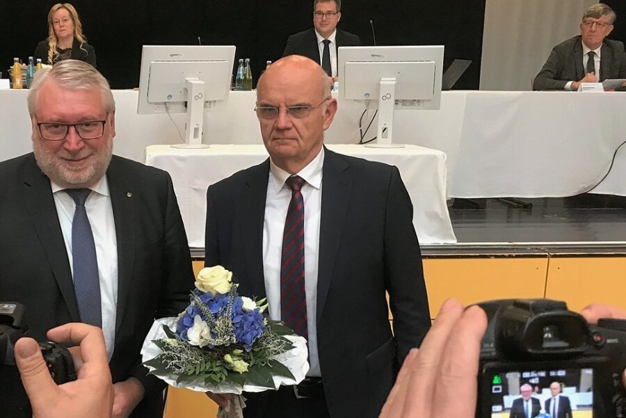 Landrat Matthias Damm (l.) gratulierte in der Sitzung des Kreistags Dr. Lothar Beier zur Wahl des ersten Beigeordneten. Der Leisniger tritt damit seine zweite Amtszeit als Kreisbeigeordneter an. 