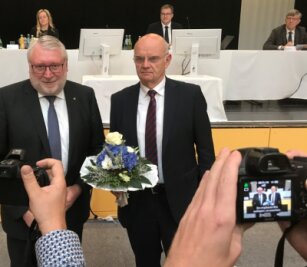 Lothar Beier bleibt Vize-Landrat - Landrat Matthias Damm (l.) gratulierte in der Sitzung des Kreistags Dr. Lothar Beier zur Wahl des Ersten Beigeordneten. 