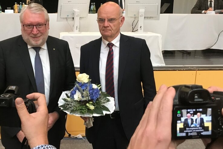 Lothar Beier bleibt Vize-Landrat - Landrat Matthias Damm (l.) gratulierte in der Sitzung des Kreistags Dr. Lothar Beier zur Wahl des Ersten Beigeordneten. 