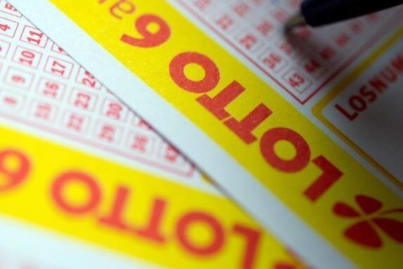 Lotto: 600.000 Euro gehen ins Erzgebirge - Ein Lottospieler aus dem Erzgebirge hat bei der Ziehung am Samstag rund 600.000 Euro gewonnen.