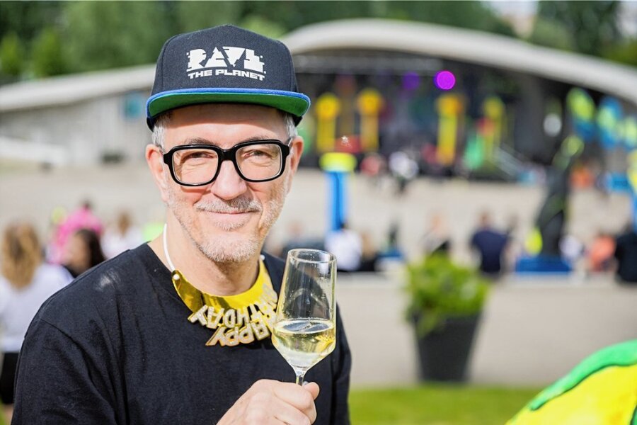 Love-Parade-Gründer legt im Plauener Club auf - Coronabedingt mit zwei Jahren Verspätung feierte die Techno-Legende Dr. Motte in diesem Sommer seinen 60. Geburtstag mit einem zehnstündigen Rave nach. Am Samstag kommt er nach Plauen, um im Club Zooma aufzulegen.