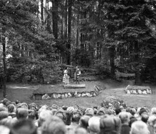 Älteste Naturbühne Sachsens entsteht 1911 an der Waldquelle - Zur Eröffnung der Freilichtbühne an der Waldquelle am 9. Juli 1911 wurde in Anlehnung an Johann Wolfgang von Goethe das Festspiel "Hermann und Dorothea" aufgeführt.