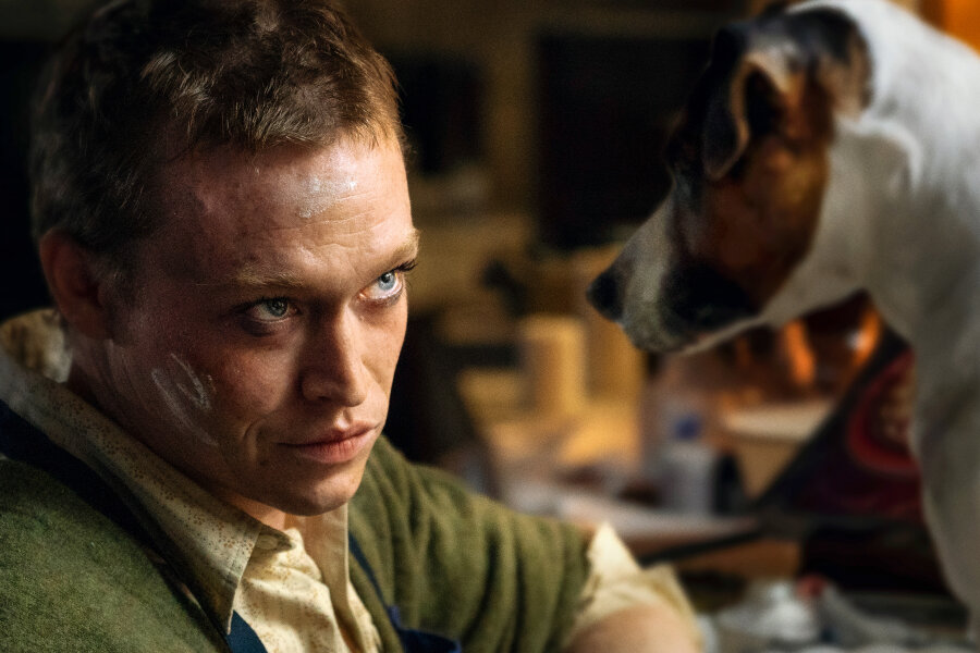 Luc Bessons neuer Finster-Film "Dogman": Joker mit Hunden? - Animalische Verbrüderung: Der vom Leben gezeichnete Douglas (Caleb Landry Jones) wurde durch die bedingungslose Liebe seiner Hunde dort aufgefangen, wo das Menschliche versagt. Er wurde zu Dogman. 