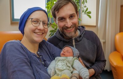 Ludwig eröffnet Babyreigen - Theresa und Johannes Stehr mit ihrem kleinen Ludwig Benedikt. Er ist 48 Zentimeter groß und bringt 2360 Gramm auf die Waage. 