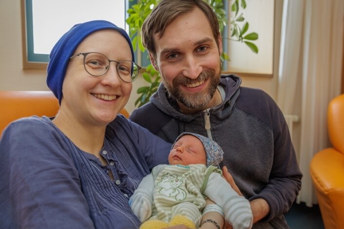 Ludwig eröffnet Babyreigen - Theresa und Johannes Stehr mit ihrem kleinen Ludwig Benedikt. Er ist 48 Zentimeter groß und bringt 2360 Gramm auf die Waage. 