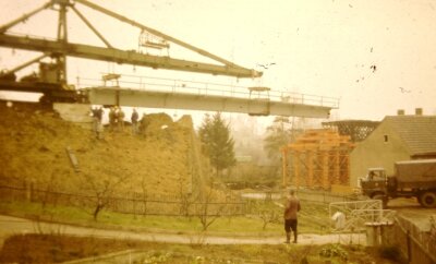 Lücke im Radweg in Geringswalde wird überbrückt - NVA-Pioniere ersetzten 1988 die alte Brücke über den Klosterbach durch ein Fertigteilbauwerk, das 2001 abgerissen wurde.