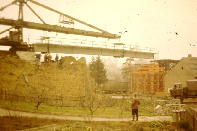 Lücke im Radweg in Geringswalde wird überbrückt - NVA-Pioniere ersetzten 1988 die alte Brücke über den Klosterbach durch ein Fertigteilbauwerk, das 2001 abgerissen wurde.