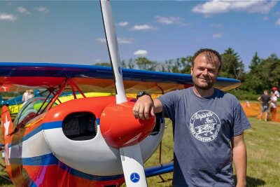 Luftakrobaten machen Himmel über Auerbach zur Bühne - Patric Leis aus dem Saarland mit seiner Kunstflugmaschine Pitts S-1 E, die er mit seinem Vater im Kinderzimmer aufbaute.