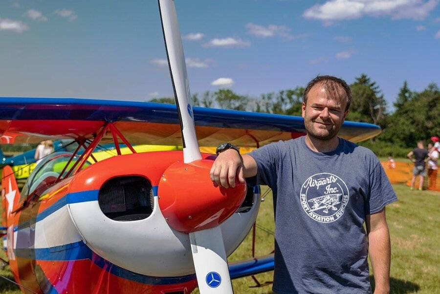 Luftakrobaten machen Himmel über Auerbach zur Bühne - Patric Leis aus dem Saarland mit seiner Kunstflugmaschine Pitts S-1 E, die er mit seinem Vater im Kinderzimmer aufbaute.