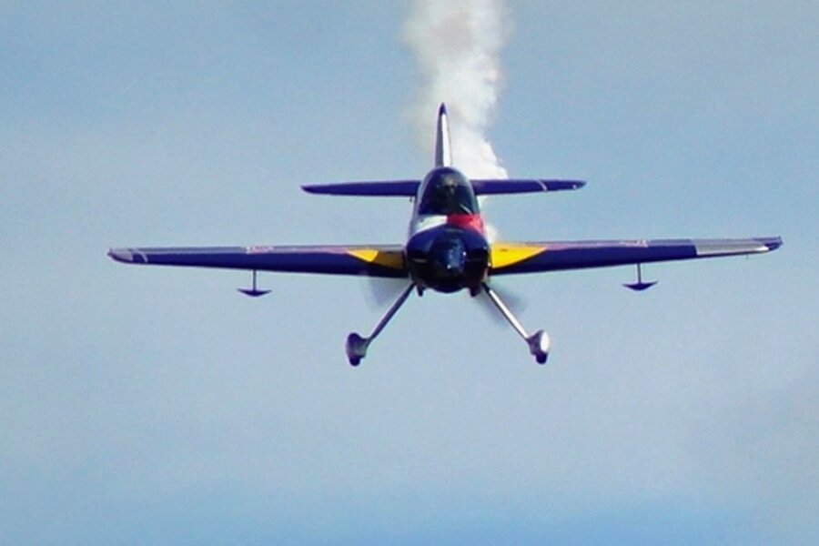 Das "Flying Bulls Aerobatic Team" aus Tschechien hebt am Wochenende in Auerbach ab.