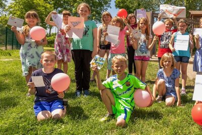 Luftballonflug: Auerbacher Schüler bekommen Post aus Österreich - Die Hortkinder der Diesterweg-Grundschule haben Luftballons mit Grüßen für die Finder Steigen lassen. Eine Antwort haben sie jetzt unter anderem aus der Steiermark erhalten. Und es gab süße Überraschungen. Foto: David Rötzschke