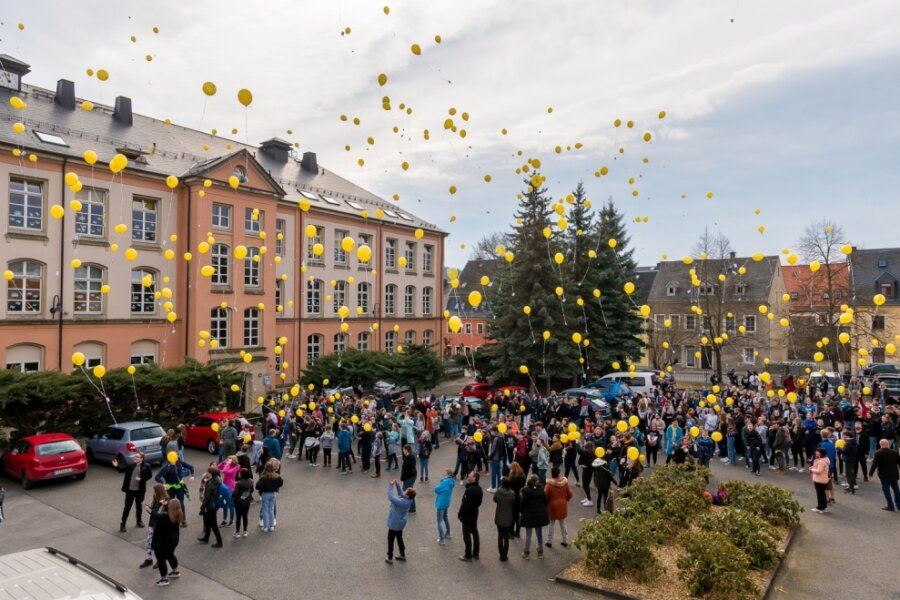 Luftballons für den Frieden steigen auf 