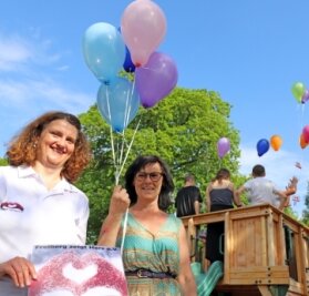 Luftballons senden Wünsche in die Welt - Heike Matschos von "Freiberg zeigt Herz" (l.) und Kinderheimleiterin Sybille Clemens lassen mit Kindern Luftballons aufsteigen. 