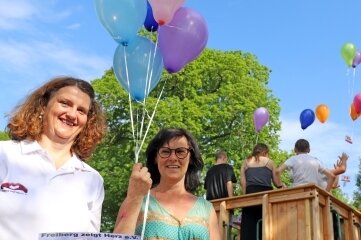 Luftballons senden Wünsche in die Welt - Heike Matschos von "Freiberg zeigt Herz" (l.) und Kinderheimleiterin Sybille Clemens lassen mit Kindern Luftballons aufsteigen. 