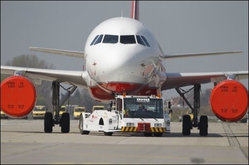 Das Flugverbot an deutschen Flughäfen ist abermals verlängert worden, was die Fluggesellschaften gegen die Politik aufbringt. Das Foto zeigt ein Flugzeug mit Schutzfolien für die Triebwerke in Nürnberg.