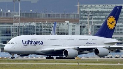 Lufthansa fliegt nicht mehr nach Tokio - Angesichts der Auswirkungen des Erdbebens und des Tsunamis in Japan fliegt die Lufthansa den Flughafen von Tokio vorerst nicht mehr an. Auch deutsche Reiseveranstalter sagen Reisen nach Japan ab.(Archivfoto)