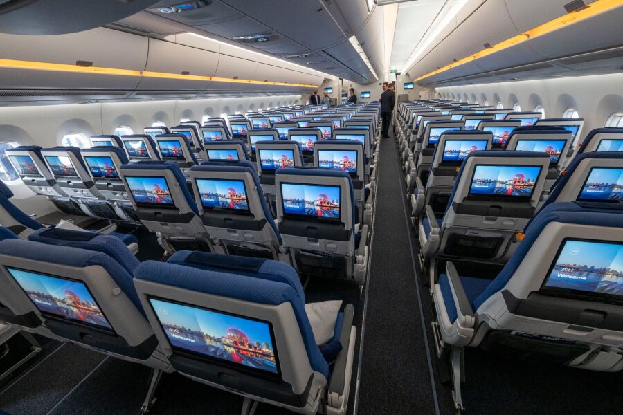 Lufthansa-Kunden sollen es bequemer haben - Sitze der Economy Class mit Bildschirmen während der Vorstellung von Lufthansa "Allegris" in einem Airbus A350-900. Mit dem Kunstbegriff "Allegris" ist ein neues Kabinenkonzept gemeint, das eine neue Bestuhlung für alle vier Reiseklassen der Langstreckenflugzeuge bedeutet soll.