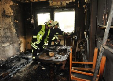 Nach einem Wohnungsbrand in Lugau sind am Dienstag 18 Menschen ins Krankenhaus gebracht worden.