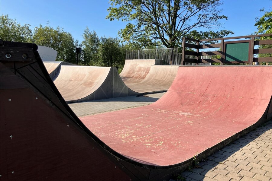 Lugau erstattet Anzeige: Freizeitanlagen und Gebäude beschmiert, verschmutzt und demoliert - Blick in den Skatepark Lugau: Wer genau hinschaut, kann die Schmierereien noch erahnen.