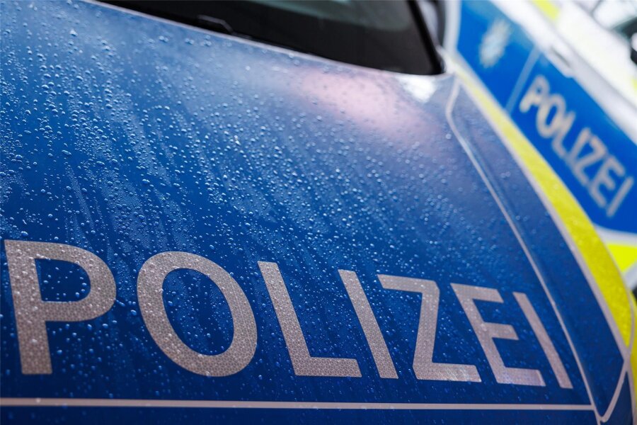 Lugau: Jugendliche beschmiert Boden mit Hakenkreuz - Die Polizei ermittelt gegen eine Jugendliche in Lugau.