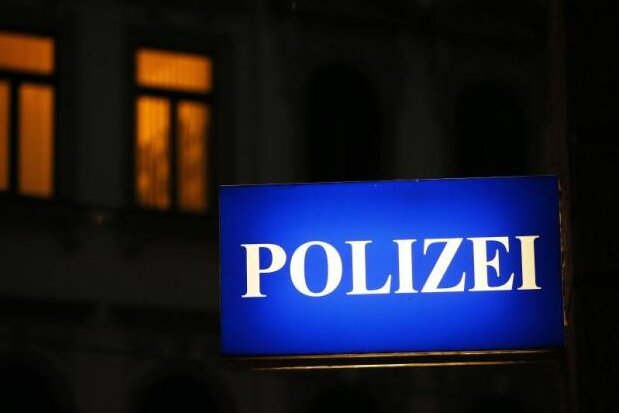 Lugau: Polizei stellt mutmaßliche Einbrecherin auf frischer Tat - 