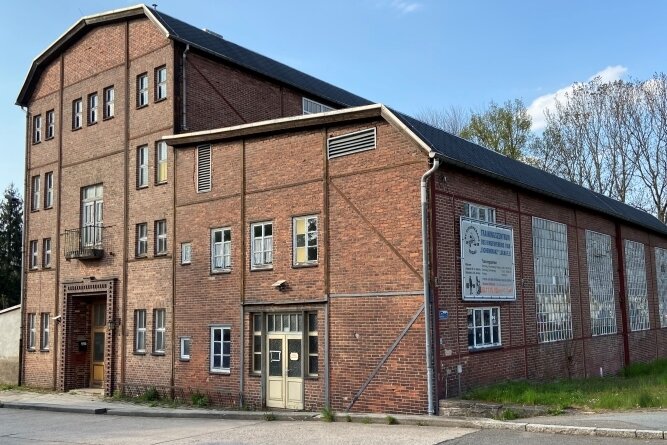 Das viele Jahre als Ringerhalle genutzte Gebäude an der Flockenstraße in Lugau wird erneut zum Verkauf angeboten. Die Ausschreibung ist bereits erfolgt.