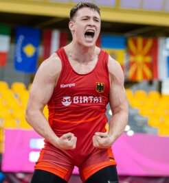 Lugauer schafft es ins Ringer-Finale - Ringkämpfer Anton Vieweg schreit seine ganze Freude heraus, nachdem er im Halbfinale der Junioren-Europameisterschaft den Weißrussen Pavel Hlinchuk nach einem Rückstand besiegt hat. 