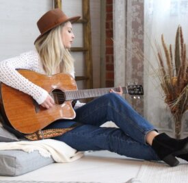 Luise Liebisch veröffentlicht ihre erste Single - Luise Liebisch veröffentlicht ihre erste Single im Internet. Schon mit acht Jahren begann die Frankenbergerin, Gitarre zu spielen. 