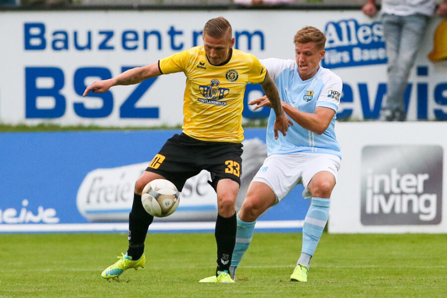 Lukas Aigner vom Chemnitzer FC (rechts), im Duell mit Auerbachs Marc-Philipp Zimmermann, verlässt den CFC zum Saisonende.