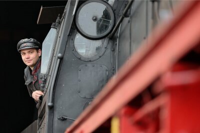 Lukas der Lokomotivführer - Wie ein Kindheitstraum auf der Dampflok in Erfüllung geht - Lukas Grille trägt nach der bestandenen Prüfung die Verantwortung auf dem Führerstand von Dampflokomotiven. 