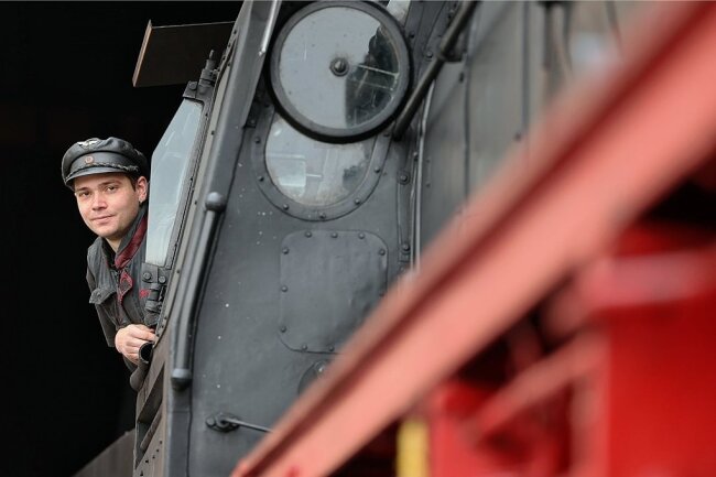 Lukas Grille trägt nach der bestandenen Prüfung die Verantwortung auf dem Führerstand von Dampflokomotiven. 
