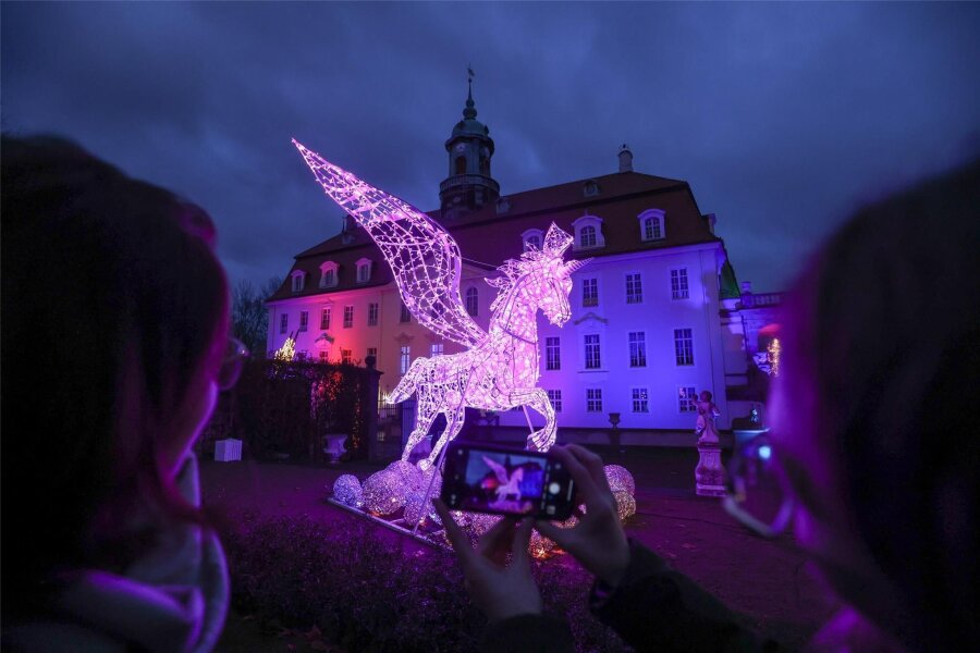 Lumagica im Schlosspark Lichtenwalde erneut abgesagt: Das sind die Gründe - Der Pegasus begrüßte die Gäste im Winter 2022/23 im Schlosspark Lichtenwalde. Die Lichterschau „Lumagica“ brachte Leben in den winterlichen Barockgarten.