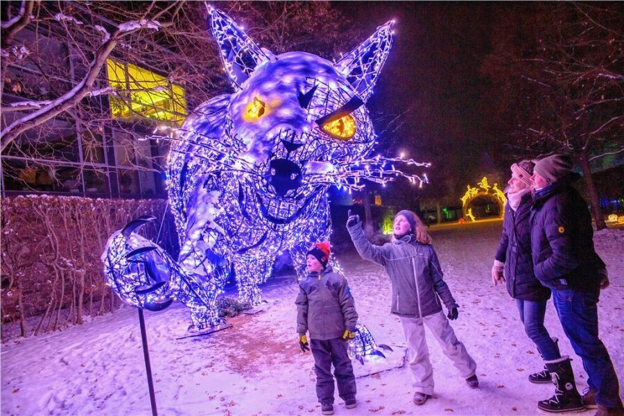 "Lumagica" im Schnee: Tipps für Weihnachten im Schlosspark Lichtenwalde - Im Schlosspark Lichtenwalde ließ sich Familie Reuschel aus Chemnitz von leuchtenden Fabelwesen begeistern.