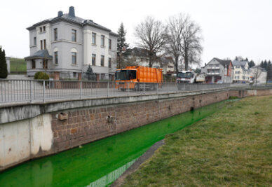 Der Lungwitzbach führte am Freitagvormittag in Oberlungwitz grüngefärbtes Wasser.